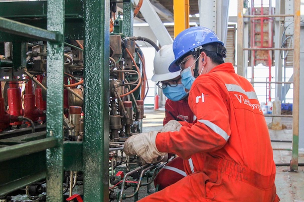 Petrovietnam employees enjoy many benefits from Collective Labor Agreements. Photo: CDP