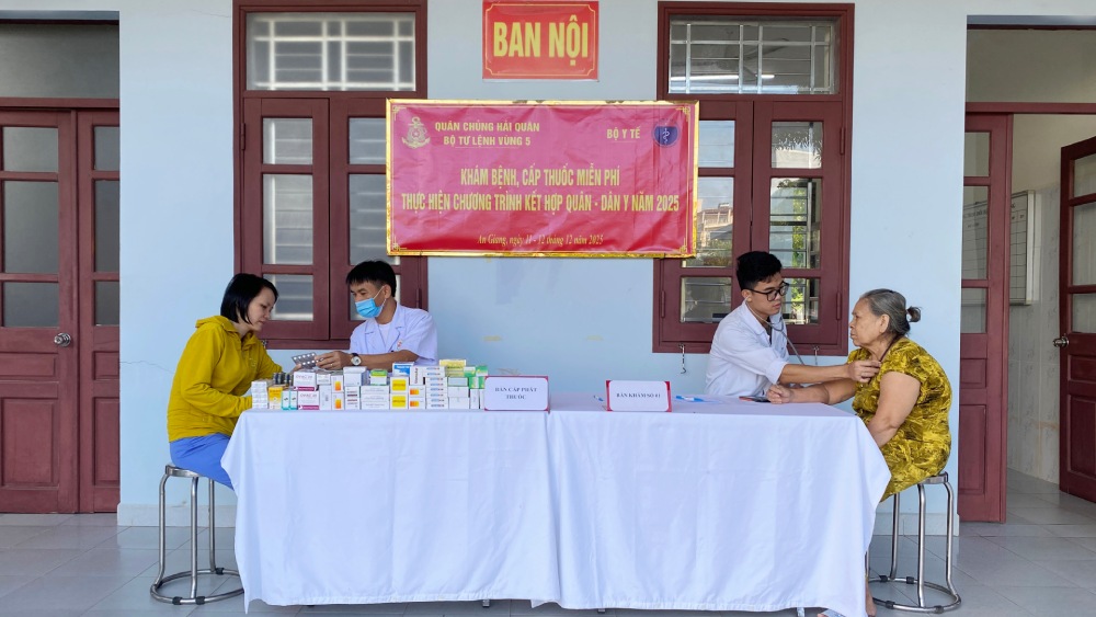 Medical examination and free medicine provided to policy families in Phu Quoc. Photo: Naval Region 5 Command