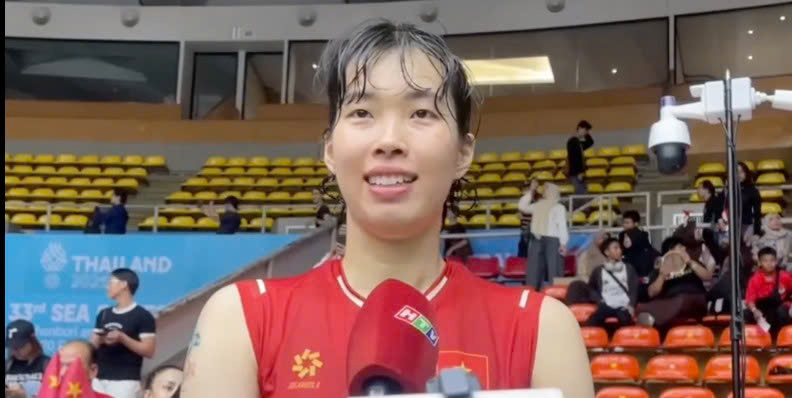 La gardienne de but Thanh Thuy repond a une interview apres la victoire de l'equipe vietnamienne de volleyball feminin. Photo tiree de la video
