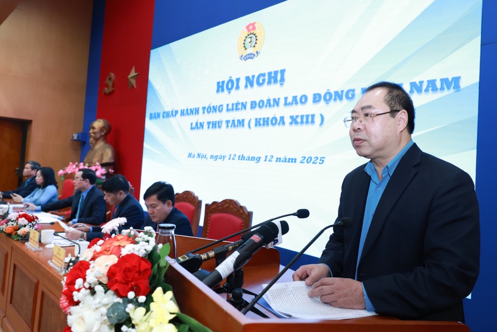 Ong Do Duc Hung - Chu tich Cong doan Dien luc Viet Nam chia se kinh nghiem to chuc phong trao thi dua tren cac cong trinh trong diem. Anh: Hai Nguyen