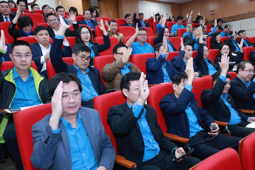 The members of the Executive Committee of the Vietnam General Confederation of Labor voted to approve the conference Resolution. Photo: Hai Nguyen