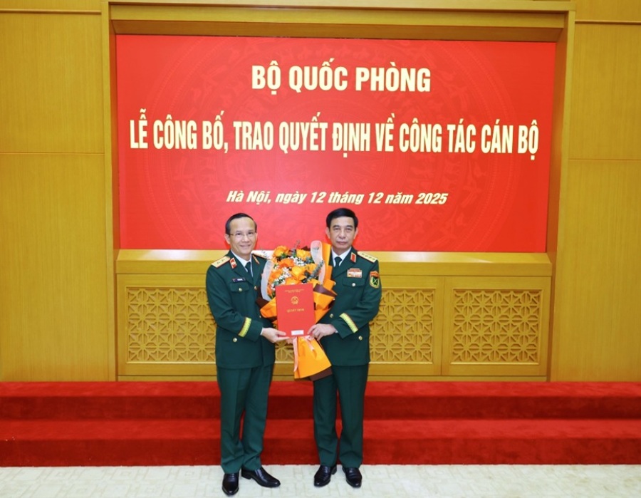 Dai tuong Phan Van Giang trao quyet dinh thang quan ham tu Thieu tuong len Trung tuong doi voi GS. TS Le Huu Song - Giam doc Benh vien Trung uong Quan doi 108. Anh: An Ngoc