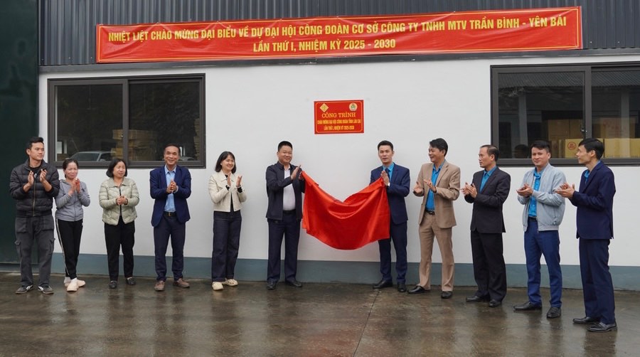 Le gan bien cong trinh Nha may Gia cong giay vang ma xuat khau Tran Binh – Yen Bai mung dai hoi cong doan Lao Cai. Anh: Huyen Thuong