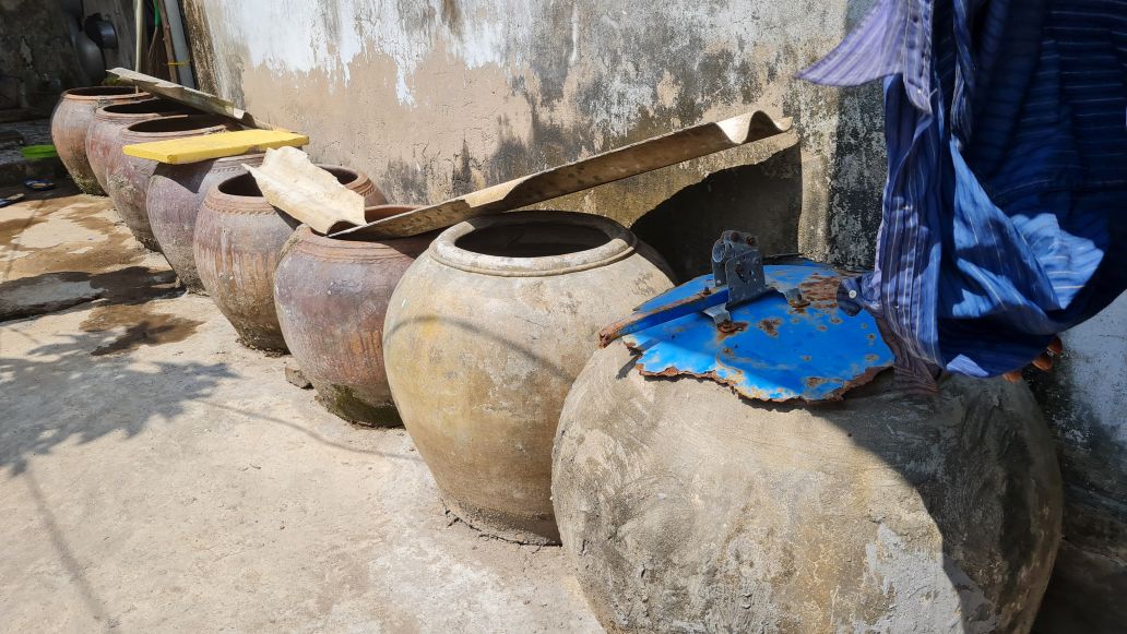 Nguoi dan o khu vuc khong co nuoc may da tich tru nuoc mua de ung pho voi mua kho. Anh: Nhat Ho