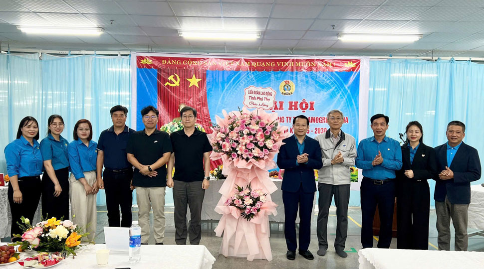 Leaders of Phu Tho Provincial Federation of Labor congratulated the Congress. Photo: Thanh Phong