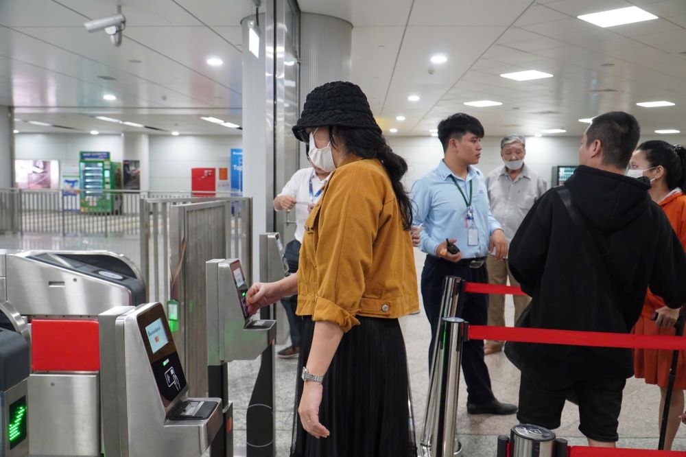 Hanh khach thanh toan khong tien mat de di Metro so 1. Anh: Ngoc Le