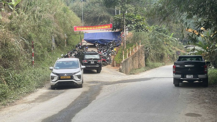 People in Hop Thanh commune, Lao Cai province set up tents and blocked the gate to the Ta Phoi copper mine. Photo: Dinh Dai