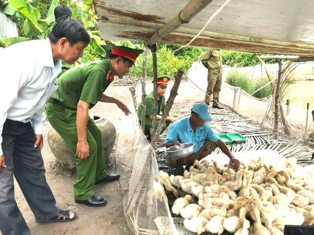 Luc luong Cong an tham quan mo hinh kinh te cua gia dinh nguoi chap hanh xong an phat tu duoc vay von. Anh: Phuong Thao 