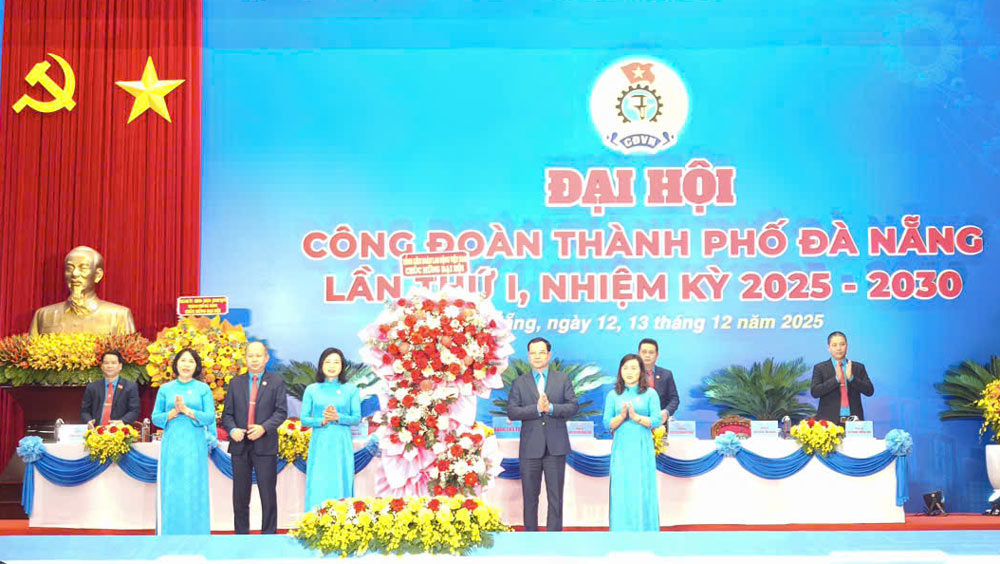 Mr. Nguyen Dinh Khang - President of the Vietnam General Confederation of Labor (second from right) presented flowers to congratulate the Da Nang City Trade Union Congress. Photo: Tuong Minh