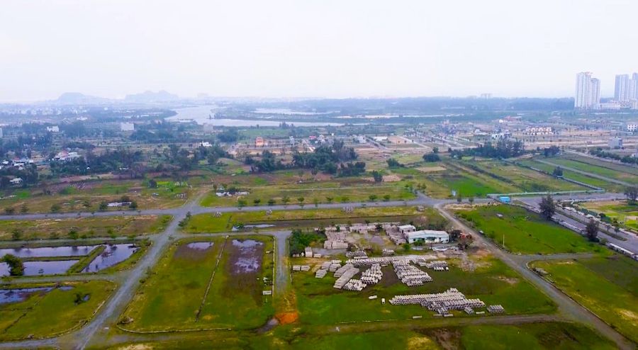 Du an treo keo dai suot 20 nam khien Khu do thi Dien Nam - Dien Ngoc, Da Nang nham nho, nhieu noi thanh dong hoang chan tha gia suc. Anh: Truong An