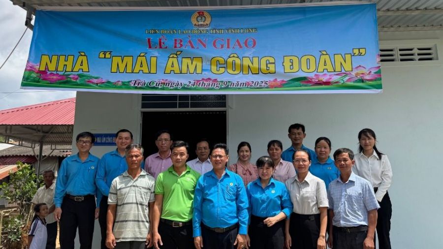 The Lefaso Tra Vinh Company Union presented a "Union Shelter" house to union members with housing difficulties. Photo: Hoang Loc