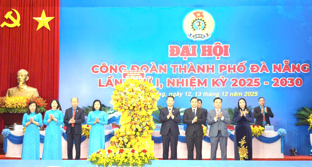 Da Nang City leaders presented flowers to congratulate the first Da Nang Trade Union Congress, term 2025 - 2030. Photo: Tuong Minh