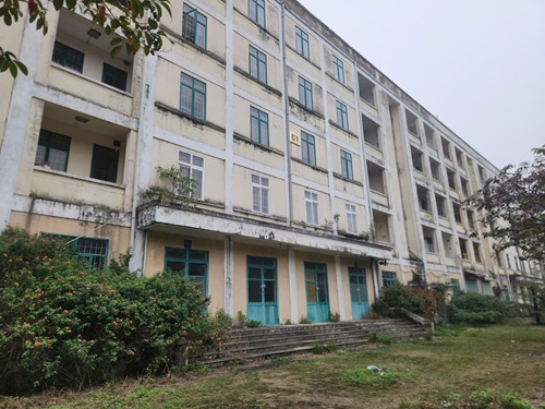 Serie de quioscos abandonados durante muchos años en la zona residencial de trabajadores de Kim Chung. Foto: Minh Hanh