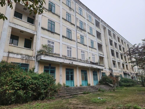 Loạt ki-ốt bỏ hoang nhiều năm tại khu nhà ở công nhân Kim Chung