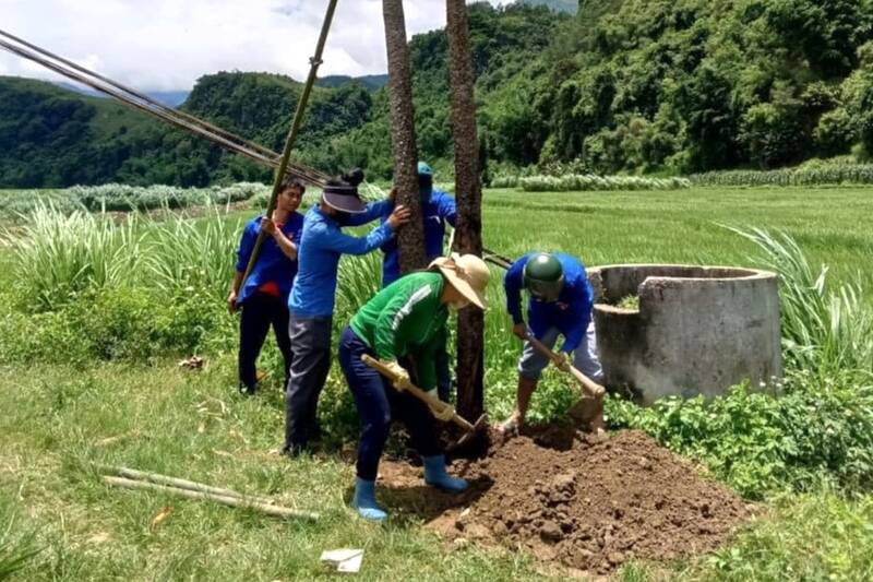 Doan vien thanh nien xa Ngoc Chien trong cay ven duong tao canh quan xanh. Anh: Nhat Minh