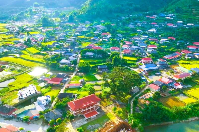 Du lich xa Ngoc Chien dung truoc thach thuc tu rac thai. Anh: Nhat Minh