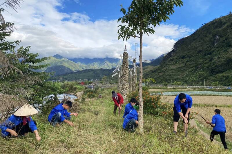 Doan vien thanh nien xa don dep cac dia diem du lich tai Ngoc Chien de tao canh quan xanh - sach - dep cho du khach trai nghiem. Anh: Truong Son