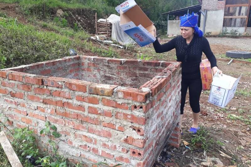 Lo dot rac mini duoc nguoi dan xa Ngoc Chien xay dung de thu gom, xu ly rac thai. Anh: Nhat Minh