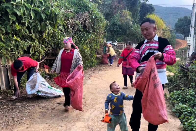 Nguoi dan ban Nam Nghep, xa Ngoc Chien thu gom rac thai nhua hang tuan tren cac tuyen duong. Anh: Truong Son
