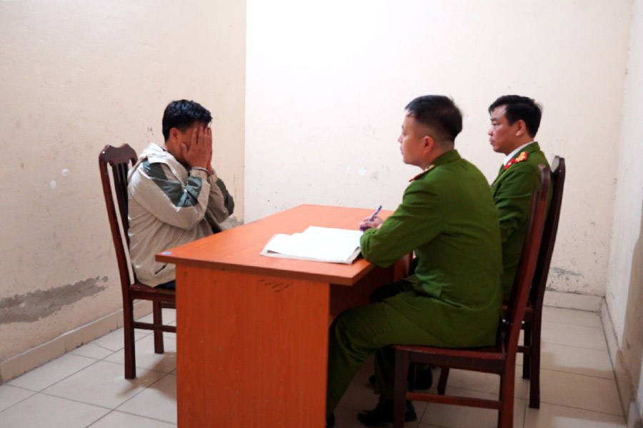 El sujeto empujo a la policia de trafico a la cabeza del camion dijo que estaba muy arrepentido y rompio a llorar