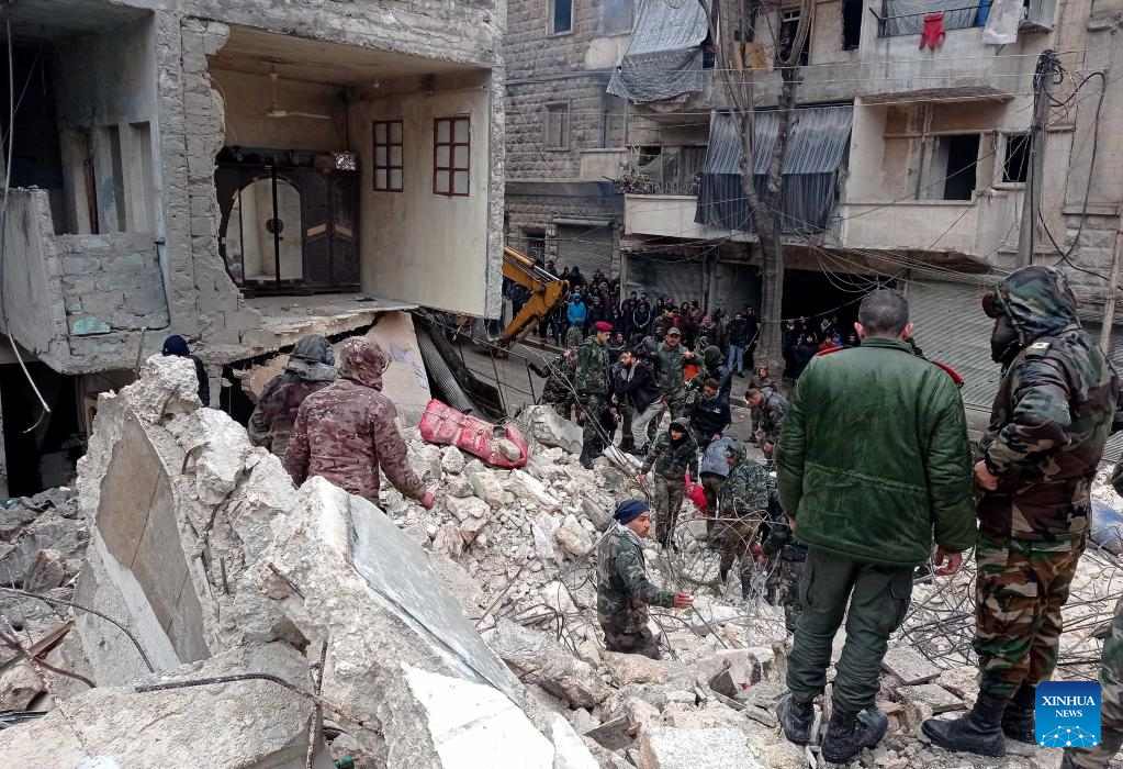 Tran dong dat manh 7,7 do richter da lam sap nhieu toa nha o mien nam Tho Nhi Ky va mien bac Syria ngay 6.2.2023. Trong anh la cuu ho sau dong dat o tinh Aleppo, Syria. Anh: Xinhua