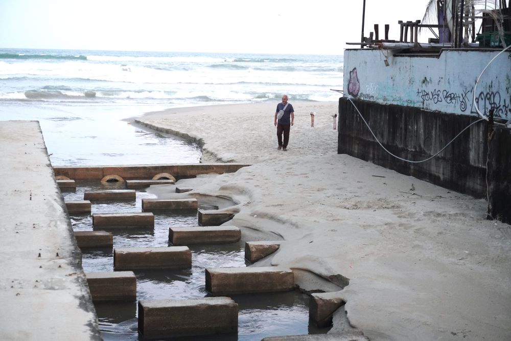 Da Nang spends thousands of billions of VND, but people still complain because the sewers give off a foul smell. Photo: Tran Thi