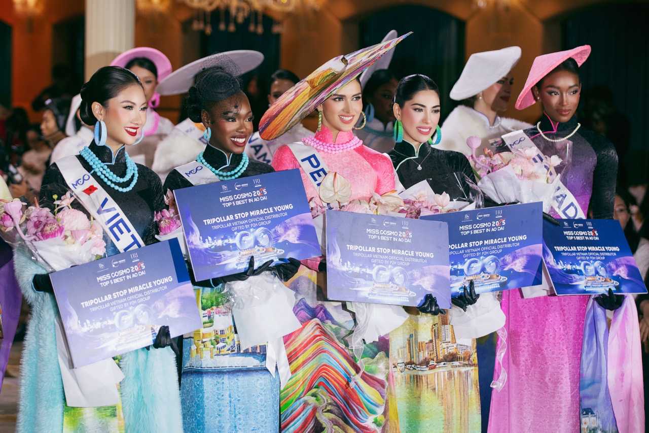 Miss Phuong Linh (far left) and the contestants in the Top 5. Photo: Miss Cosmo.