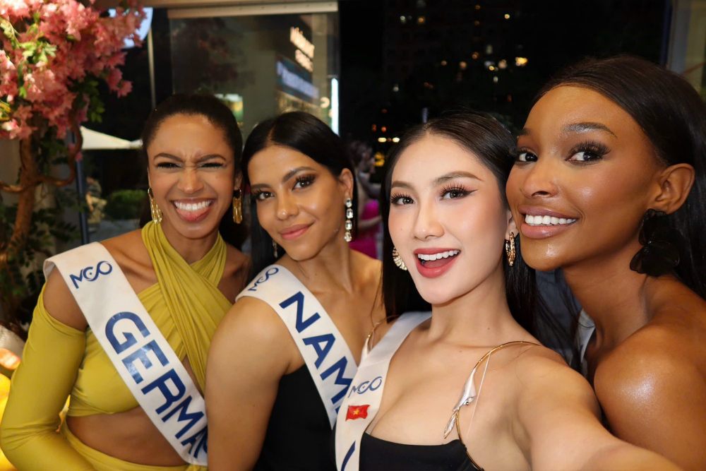 Hoa hau Phuong Linh (thu 3 tu trai qua phai). Anh: Miss Cosmo.