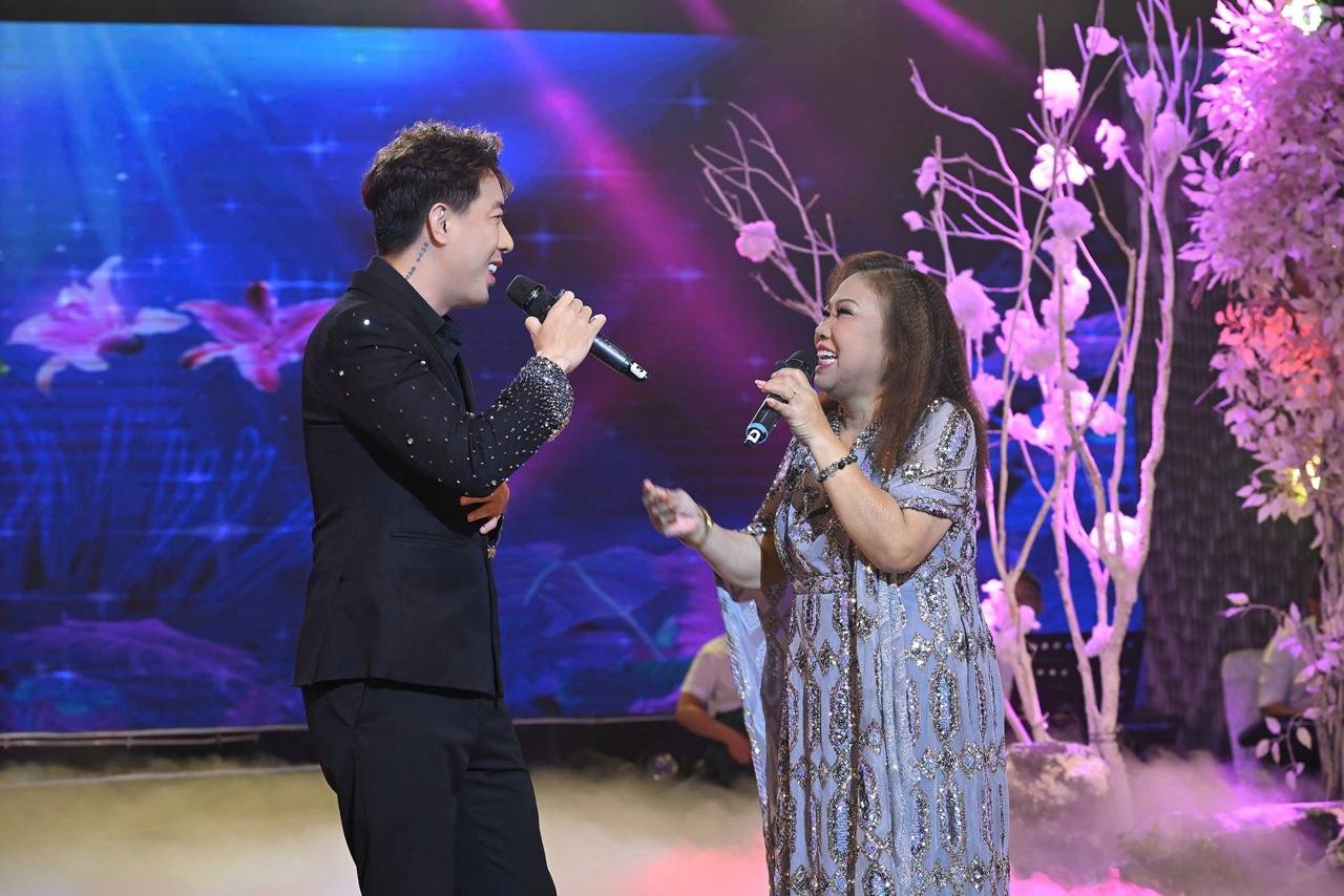 Hoai Nhan is happy to be supported by his seniors. Photo: Provided by the artist.