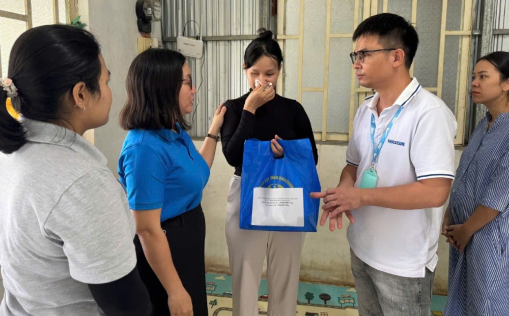 Providing support to union members of Hwaseung Rach Gia Company Limited who are in difficult circumstances and have young children with serious illnesses. Photo: Hwaseung Rach Gia Company Limited Trade Union