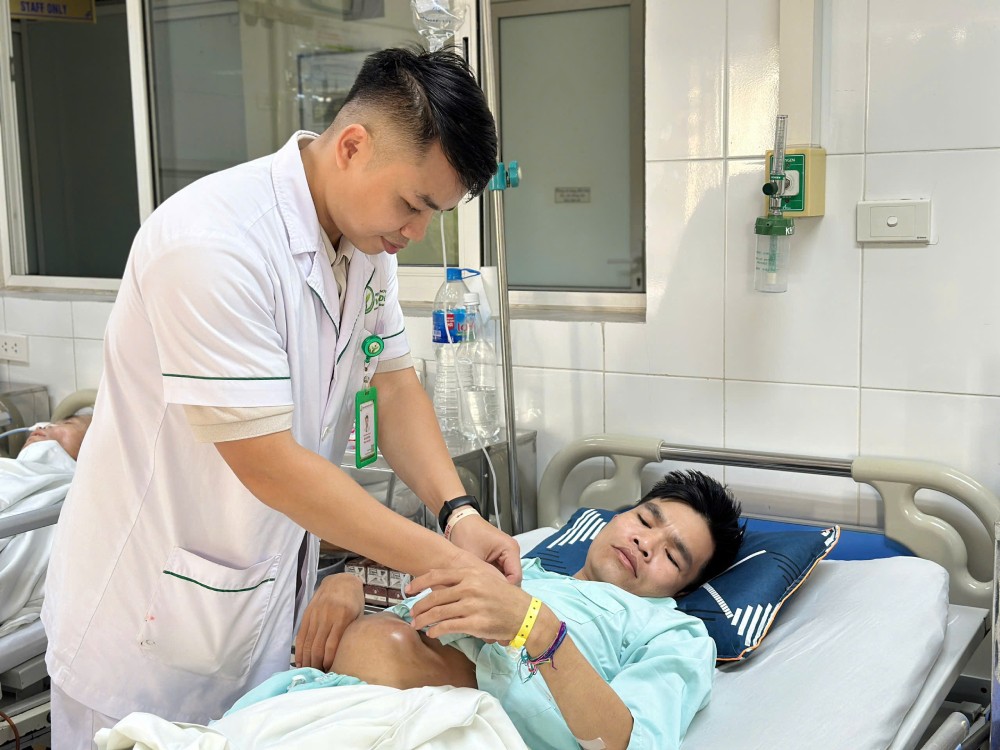 Doctor cares for Thai ethnic patient fighting cancer. Photo; Hospital