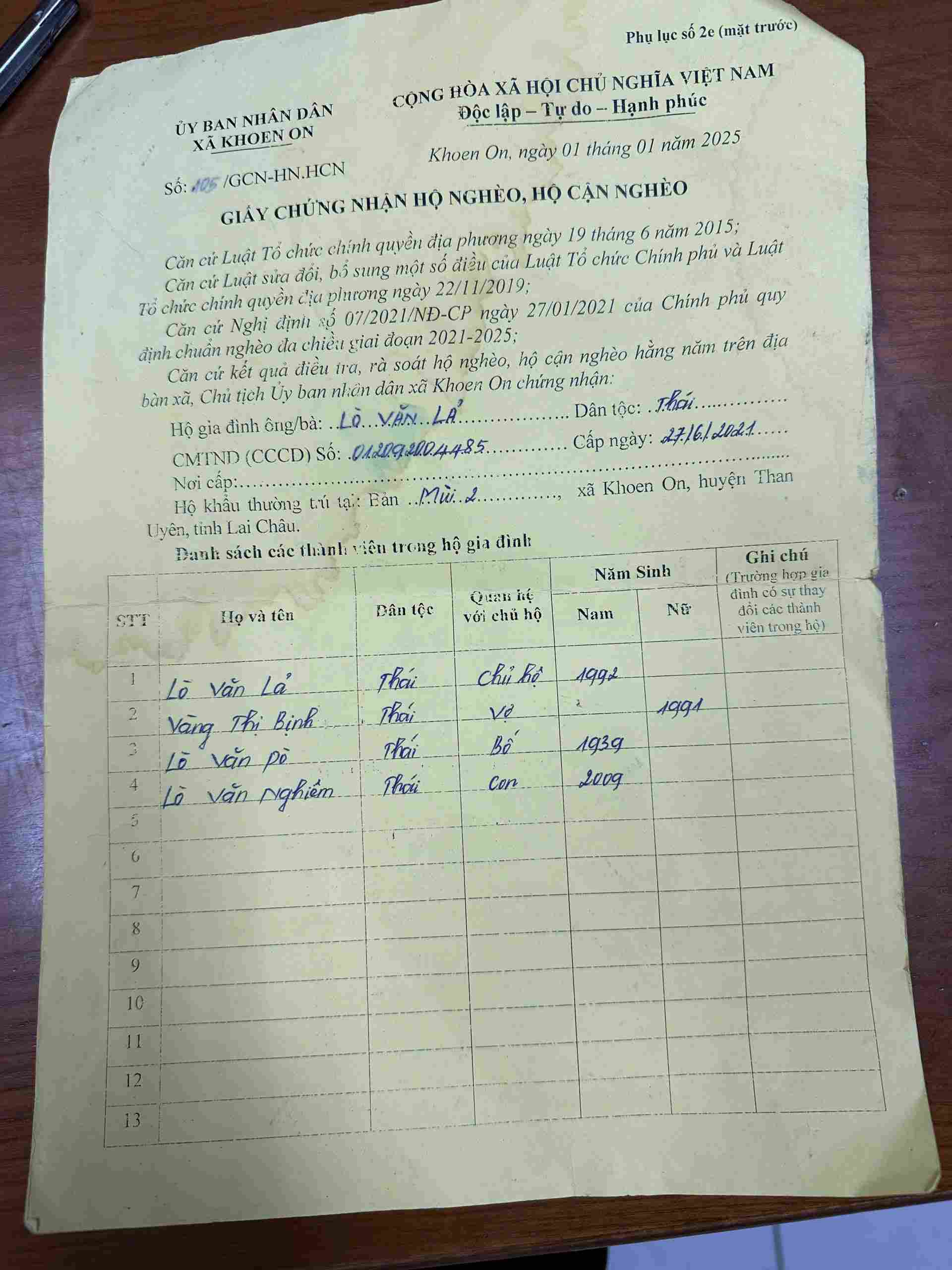 Giay chung nhan ho ngheo cua gia dinh anh Lo Van La. Anh: BVCC