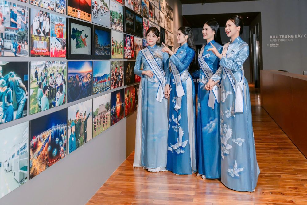 The Vietnamese ao dai stands out in the center of the exhibition area displaying memorable milestones of Da Nang city. Photo: Organizing Committee