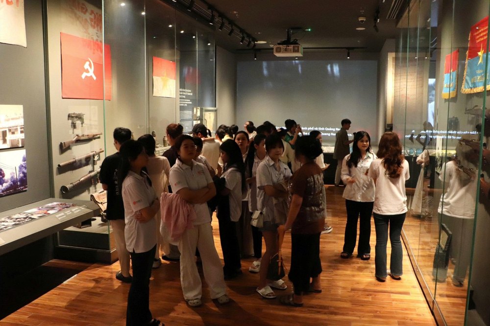 Nhieu ban tre den tham quan khu vuc trung bay chung tich chien tranh. Anh: Nha Phuong