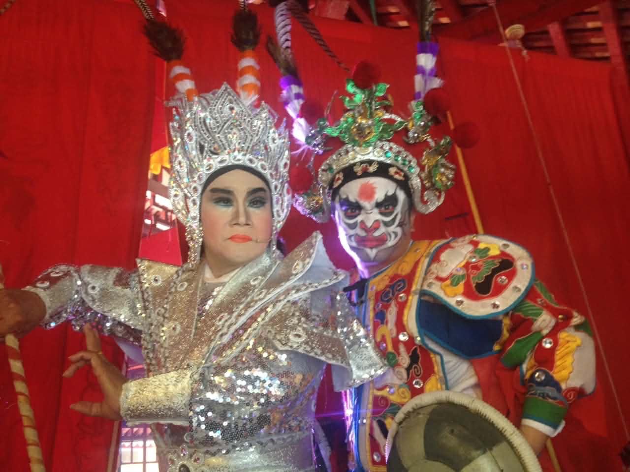 Meritorious Artist Linh Hien (left) has been involved in the profession of bonsai singing in Can Gio for many years. Photo: Provided by the artist