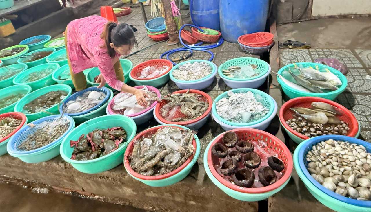 Seafood traders at Hang Duong market in Can Gio. Photo: Dong Du.