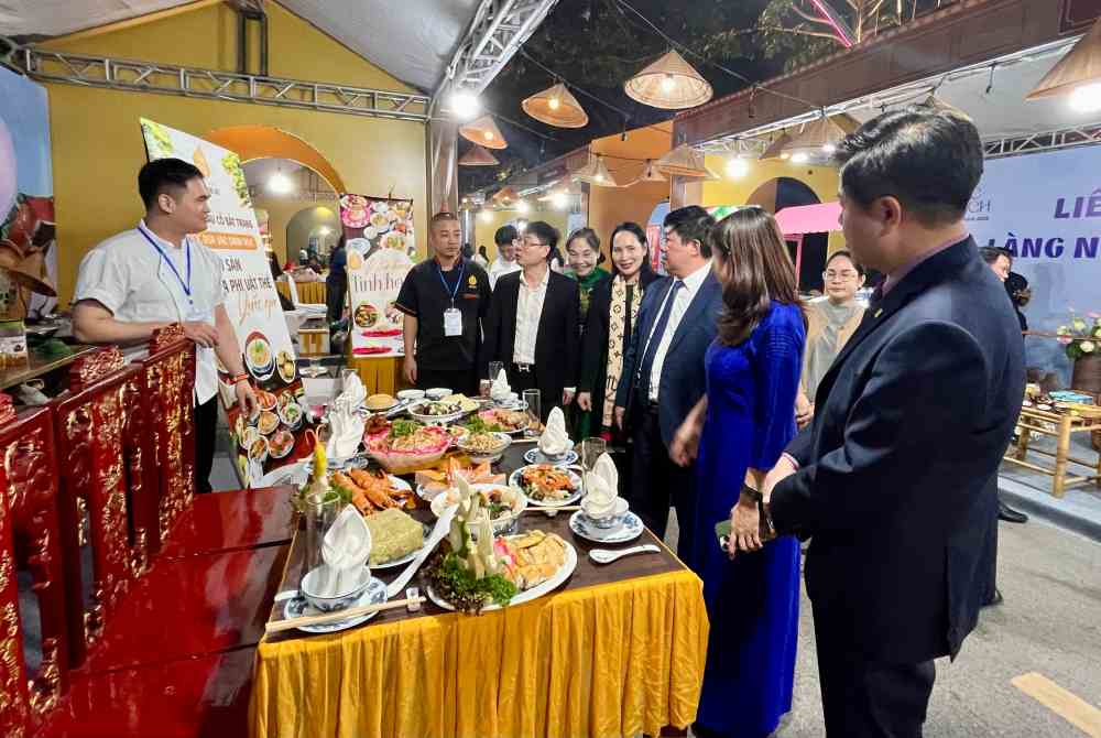 Cac dai bieu tham quan gian hang tai su kien. Anh: Chi Long