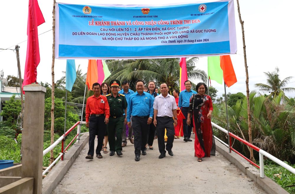 Cac phong trao thi dua duoc Cong doan phat dong chia thanh nhieu dot, voi nhieu cong trinh, san pham, viec lam cu the, thiet thuc. Anh: My Linh