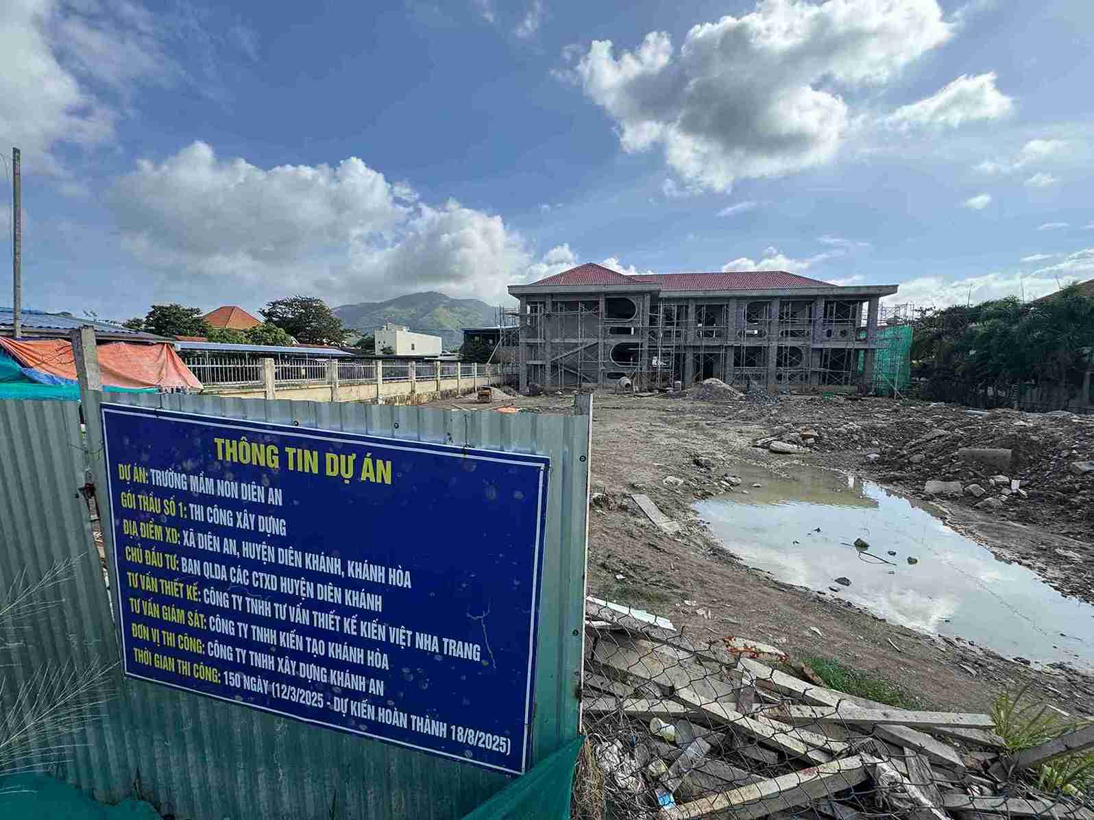 Trong khi hoc sinh phai hoc tap tai co so xuong cap thi du an xay moi lai cham tien do, chua ro ngay hoan thanh. Anh: Huu Long