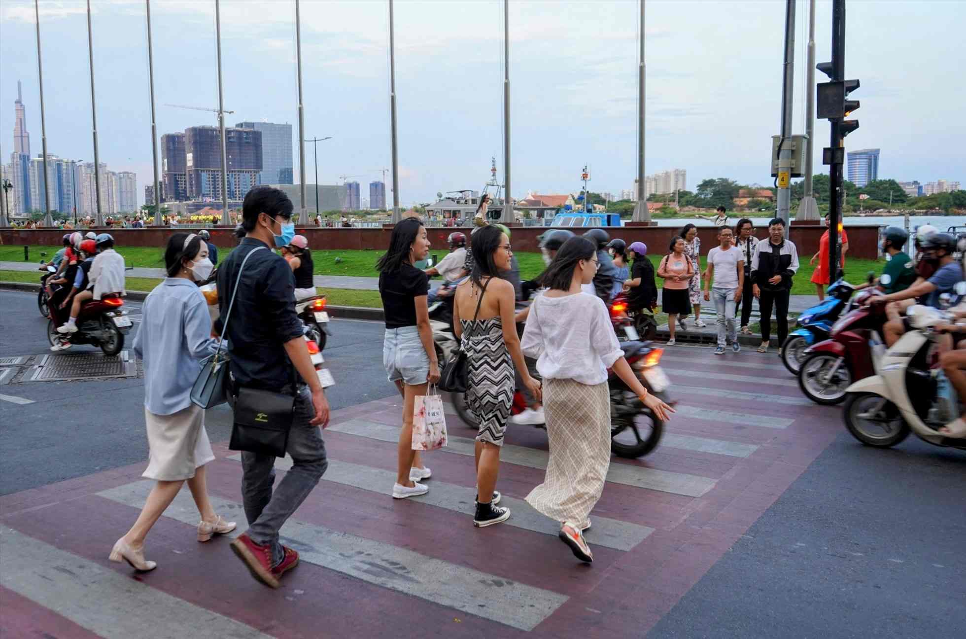 Ho Chi Minh City is about to have 2 new pedestrian bridges connecting Nguyen Hue with Bach Dang Wharf. Photo: Anh Tu