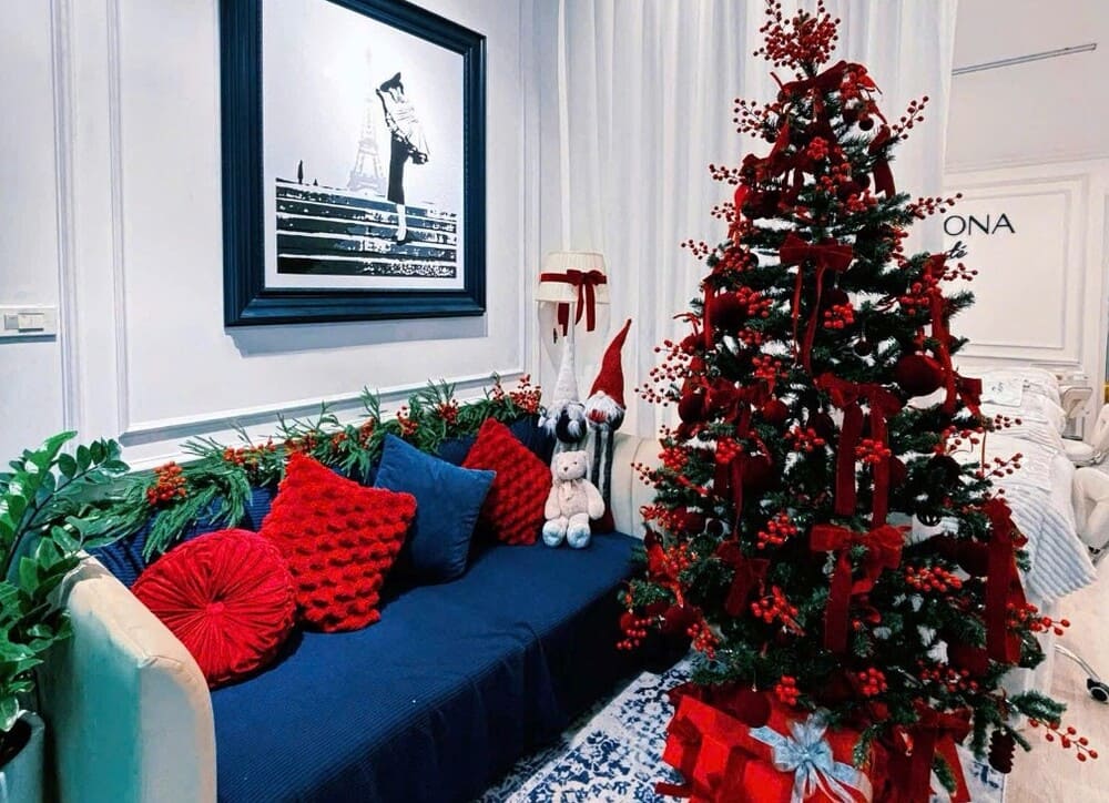 Decorating with the color of blue sea water will help the living room stand out during the Christmas season. Photo: Huong Lee