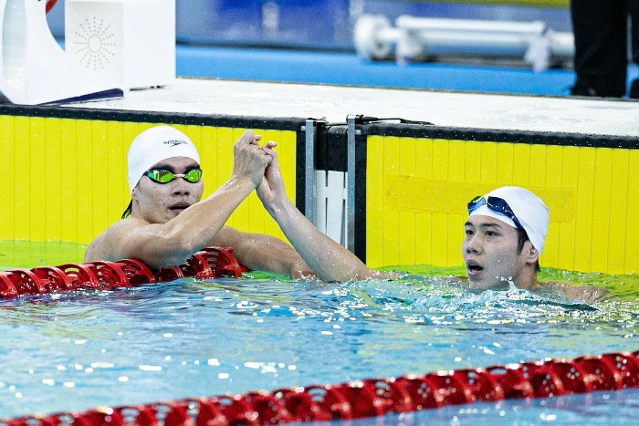 Khoanh khac hai kinh ngu cua Viet Nam chia se niem vui cung nhau tai dich. Quang Thuan khong an mung dap nuoc cam xuc ma no nu cuoi than thien