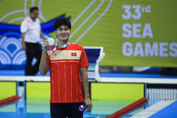 Du khong bao ve duoc ngoi dau, Hung Nguyen van gop phan tao nen cuoc canh tranh noi bo nhieu cam xuc.