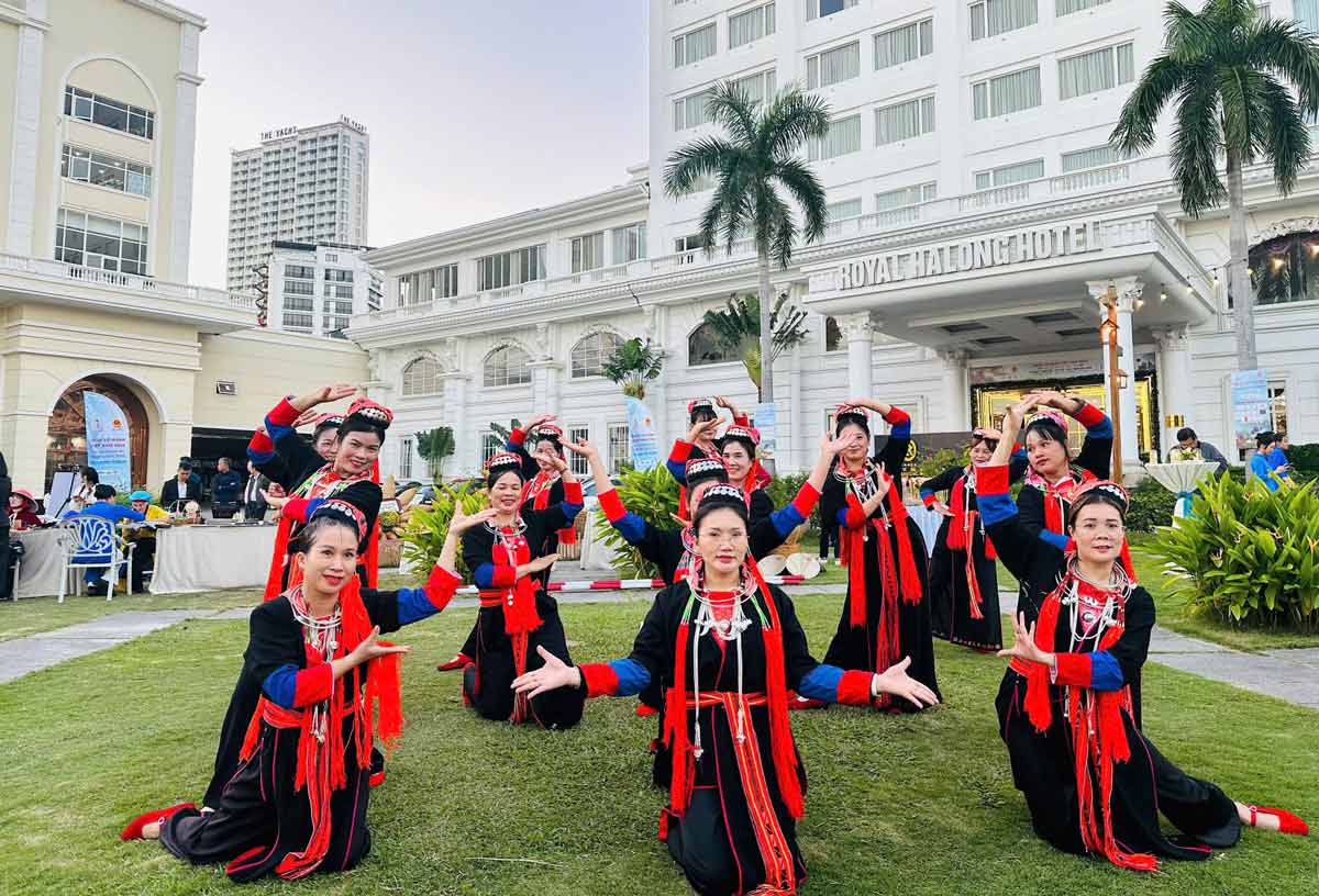 Dao Quang Ninh people participate in "Vietnam Travel Day 2025" in Bai Chay ward. Photo: Doan Hung
