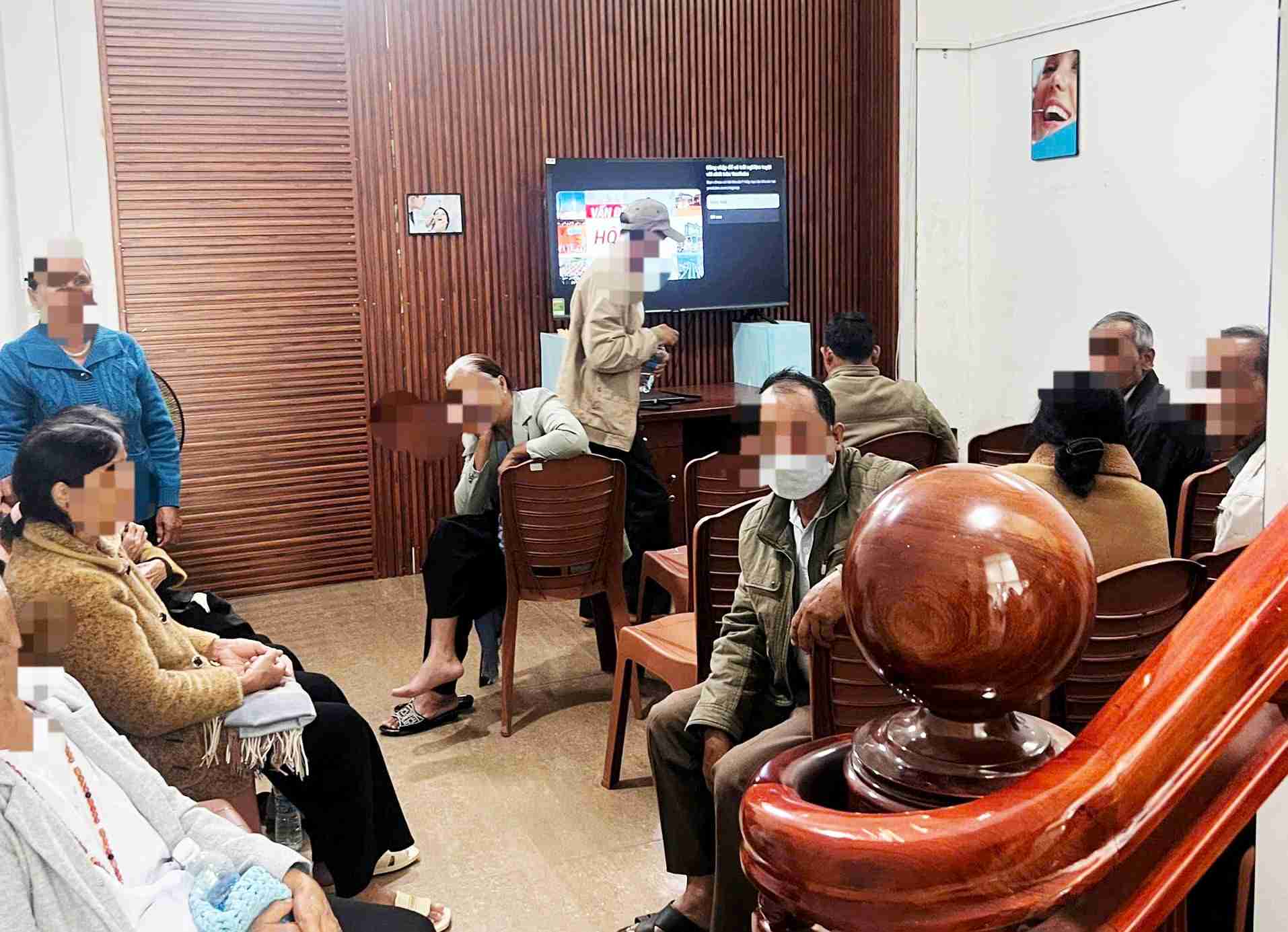 Most of the customers who come to "illegal" dental clinics for examination, planting and removing teeth are elderly people. Photo: Phuc Khanh