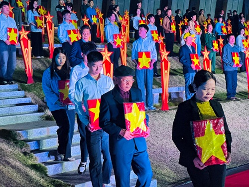 Hanoi presented nearly 300 portraits of martyrs to relatives. Photo: Bao Lam