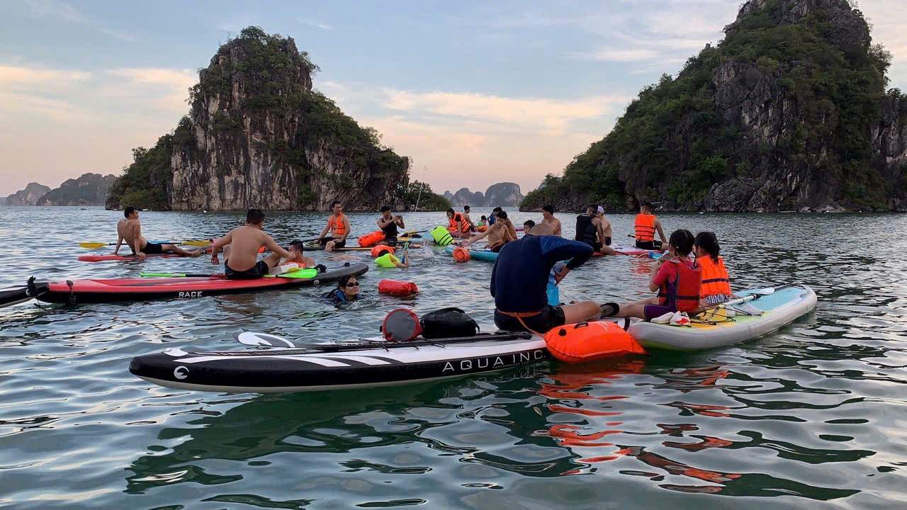 ចំណុចរួមរបស់ពួកគេគឺសេចក្ដីស្រឡាញ់ចំពោះសមុទ្រ និងអារម្មណ៍នៃការ «រអិល» ឆ្លងកាត់ទេសភាពនៃឈូងសមុទ្រហាឡុង ដែលជាតំបន់បេតិកភណ្ឌធម្មជាតិពិភពលោក។ រូបថត៖ ង្វៀនឌួង