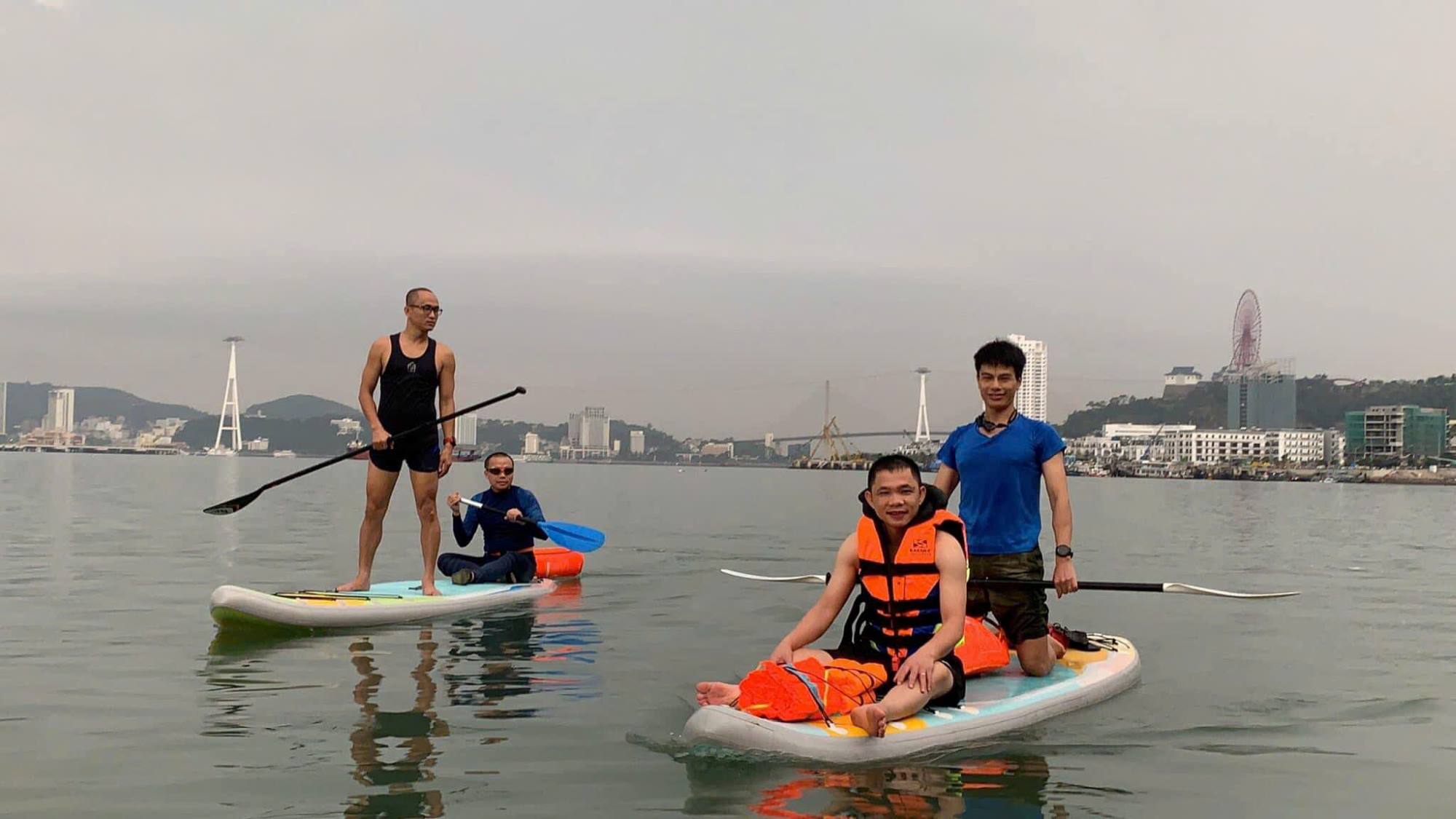 លោក ឡេ វ៉ាន់ ប៊ិញ ដែលរស់នៅក្នុងសង្កាត់ហាឡុង បាននិយាយថា នៅចុងសប្តាហ៍ ប្រសិនបើពួកគេអាចរៀបចំពេលវេលាបាន មនុស្សនឹងទូរស័ព្ទទៅគ្នាទៅវិញទៅមកដោយក្តីរំភើប ដោយអ្នកខ្លះថែមទាំងនាំក្រុមគ្រួសារទាំងមូលរបស់ពួកគេទៅឈូងសមុទ្រហាឡុងដើម្បីជិះស្គីលើទឹក។ រូបថត៖ ង្វៀន យឿង។