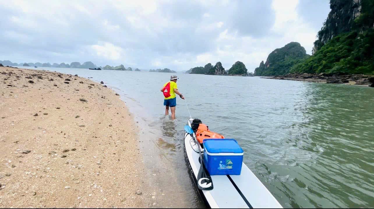 គ្មានសំឡេងម៉ាស៊ីន គ្មានសំឡេងអ្នកទេសចរអ៊ូអរទេ មានតែសំឡេងខ្យល់ សំឡេងទឹក និងសំឡេងដកដង្ហើមរបស់ពួកគេ។ ពេលខ្លះពួកគេឈប់នៅកណ្តាលឈូងសមុទ្រ អង្គុយលើក្តារ អណ្តែតតាមសមុទ្រ ហើយកោតសរសើរឈូងសមុទ្រហាឡុង និងភ្នំថ្មកំបោរដ៏អស្ចារ្យ។ រូបថត៖ ង្វៀនឌឿង