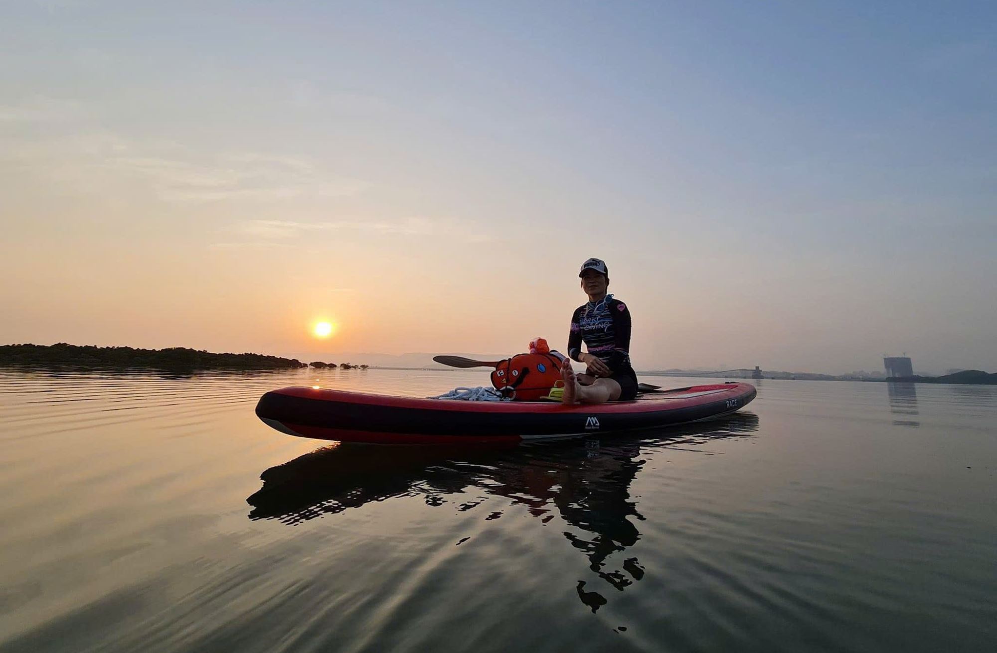 មនុស្សម្នាក់ៗយកក្តាររអិល ក្ដោង និងអាវការពារជីវិតផ្ទាល់ខ្លួនមកជាមួយ បន្ទាប់មកពួកគេបានជួបគ្នានៅលើឆ្នេរ។ អ្វីដែលភ្ជាប់ពួកគេជាមួយគ្នាមិនត្រឹមតែជាភាពរំភើបនៃកីឡាប៉ុណ្ណោះទេ ប៉ុន្តែថែមទាំងជាបទពិសោធន៍ពិសេសដែលឈូងសមុទ្រហាឡុងផ្តល់ជូនទៀតផង។ រូបថត៖ ង្វៀនឌួង